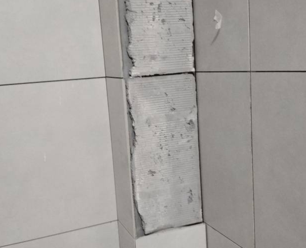 围场瓷砖空鼓维修公司分享下瓷砖施工前基层浇水润湿程度不足，可能导致以下问题