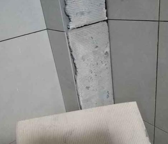 围场瓷砖空鼓维修公司分享下厨房瓷砖脱落的补救措施。